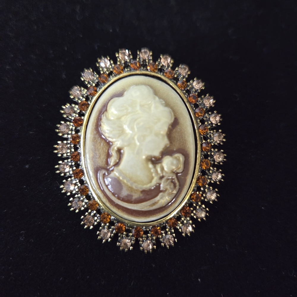 Reproduction cameo brooch featuring a lady's profile